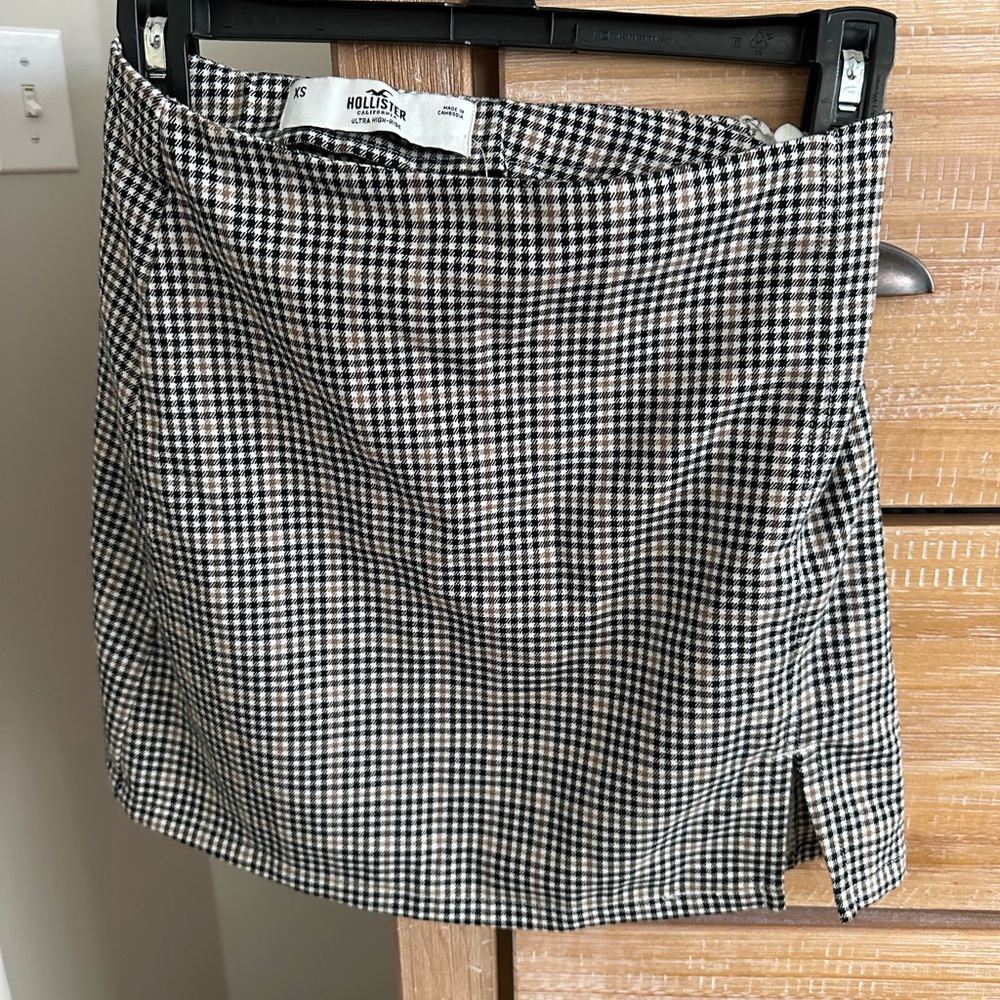Hollister plaid skirt. Not worn. Brand new with tags.